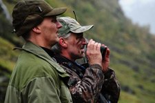 Våre guider Knut og Arne speider etter hjort